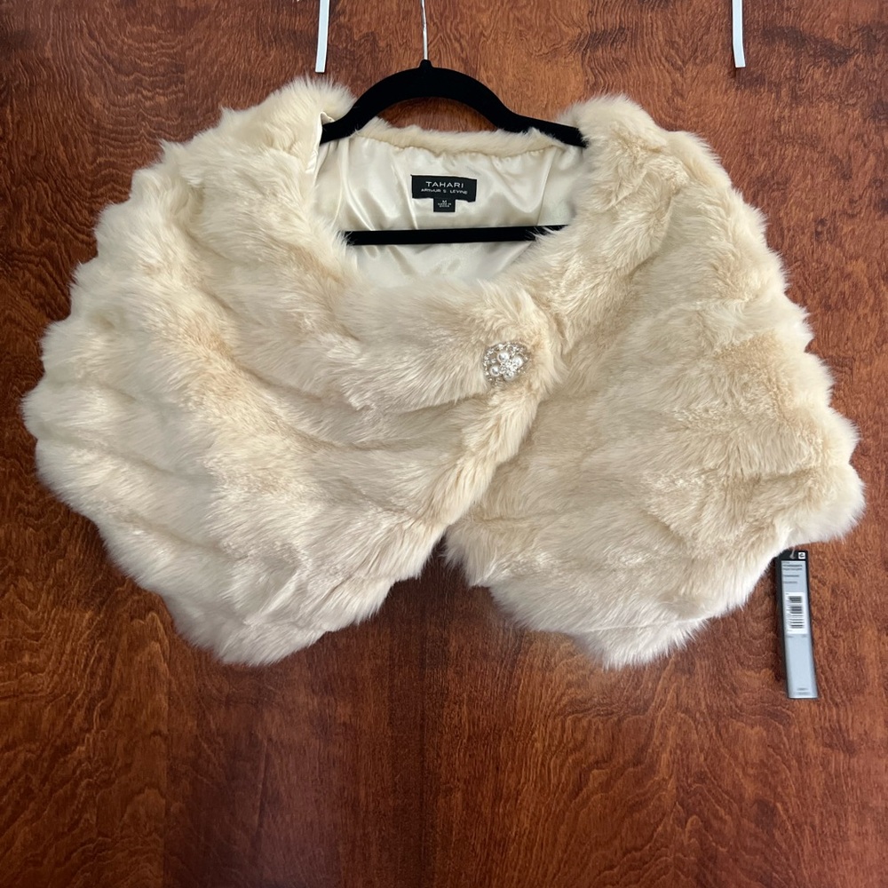 NWT Tahari‎ Champagne Faux Fur Wrap size M
